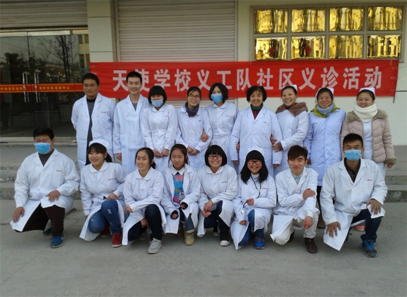 徐州市天使学校义工队开展社区义诊活动